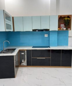 Tủ Bếp Inox Cánh Kính Màu Xanh Lục Cho Nhà Cấp 4